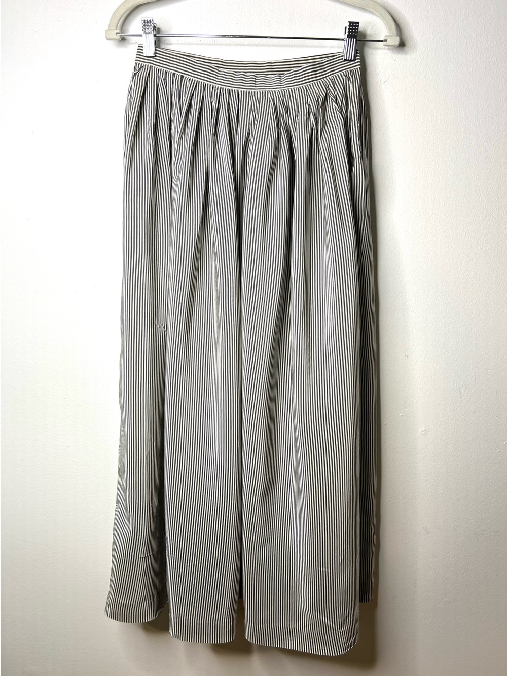 Oscar de la Renta Vintage Gray and White Striped Midi Skirt 100% Silk SZ 8 EUC
